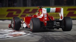 F1赛车赛道快拍桌面壁纸