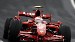 F1赛车赛道快拍桌面壁纸