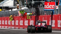 F1赛车赛道快拍桌面壁纸