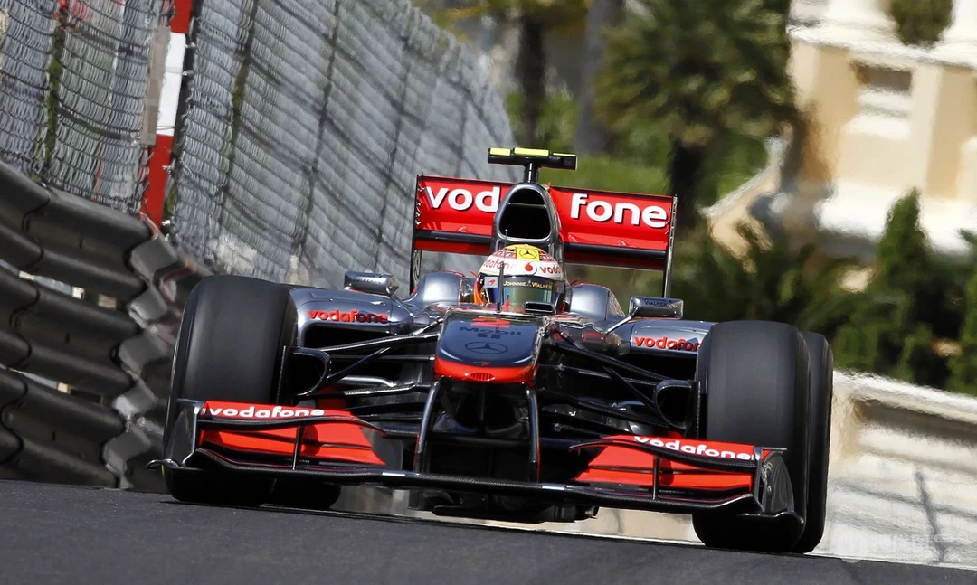 F1赛车赛道快拍桌面壁纸