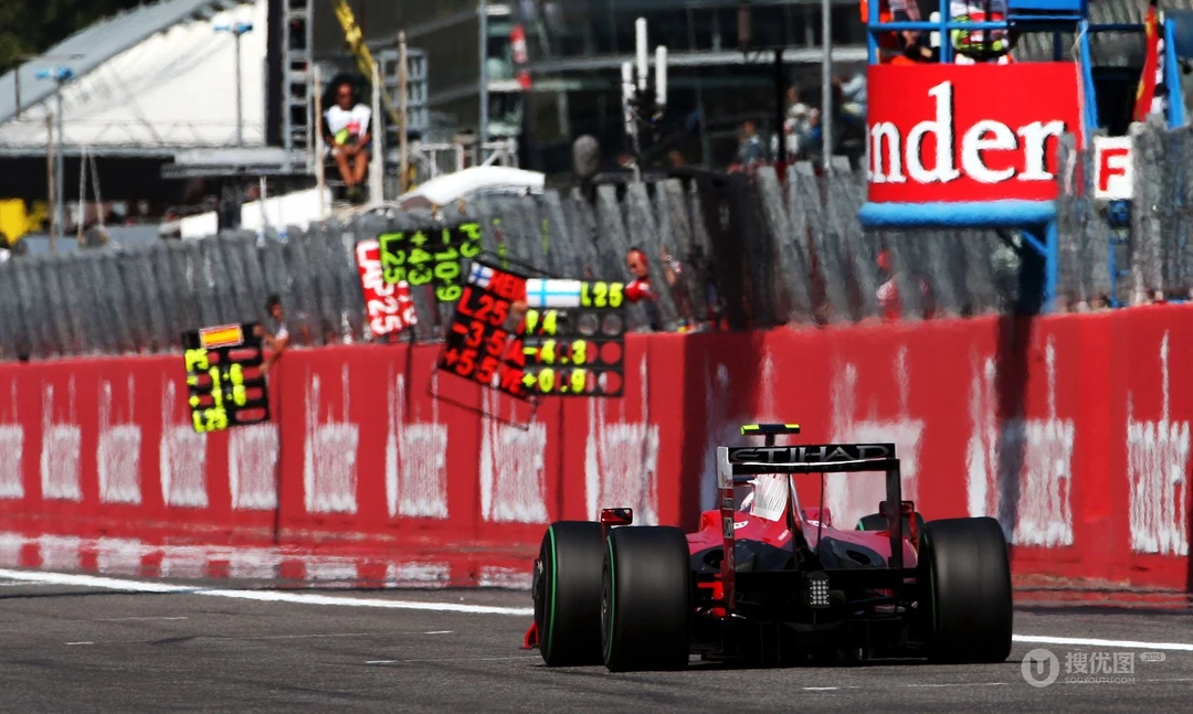 F1赛车赛道快拍桌面壁纸