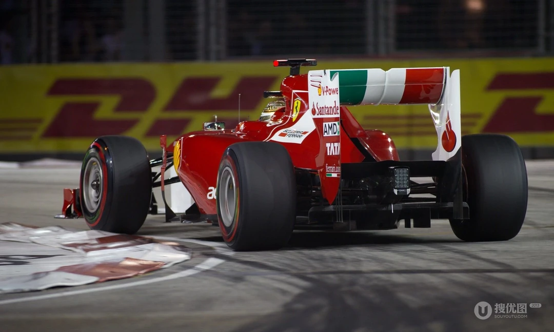 F1赛车赛道快拍桌面壁纸