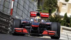 F1赛车赛道快拍桌面壁纸