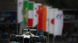 F1赛车团队合照及他们的赛车壁纸