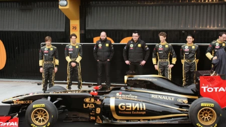 F1赛车团队合照及他们的赛车壁纸