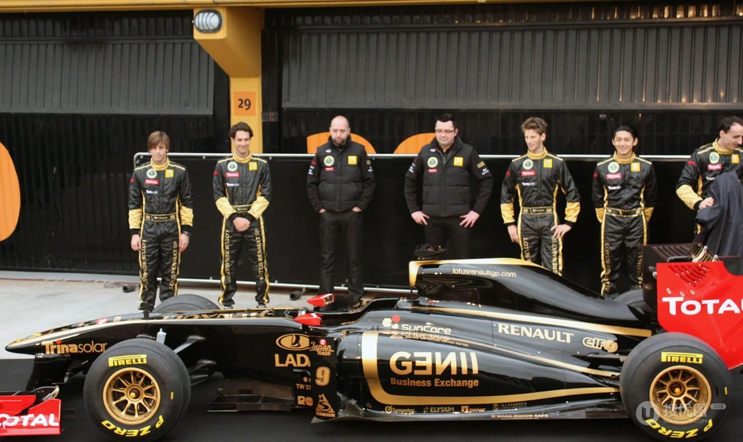F1赛车团队合照及他们的赛车壁纸