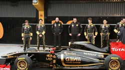 F1赛车团队合照及他们的赛车壁纸