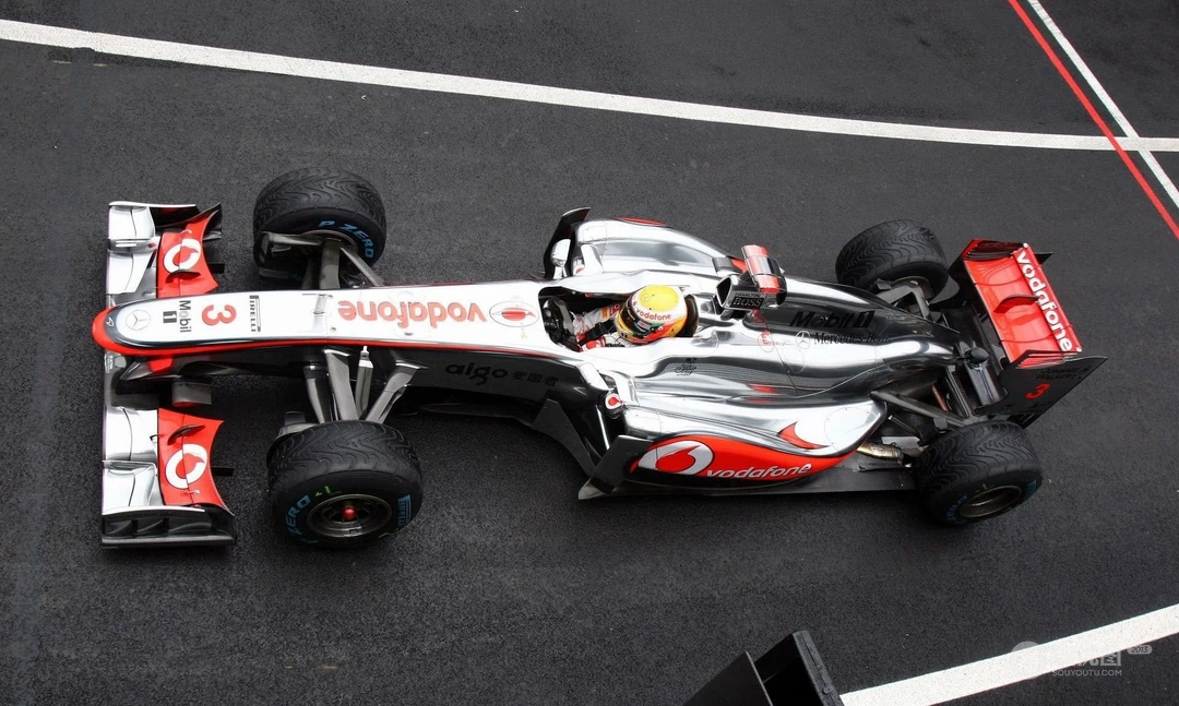 F1赛车赛道中高清壁纸桌面