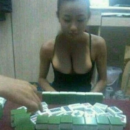跟这样的妹子打牌会赢吗？