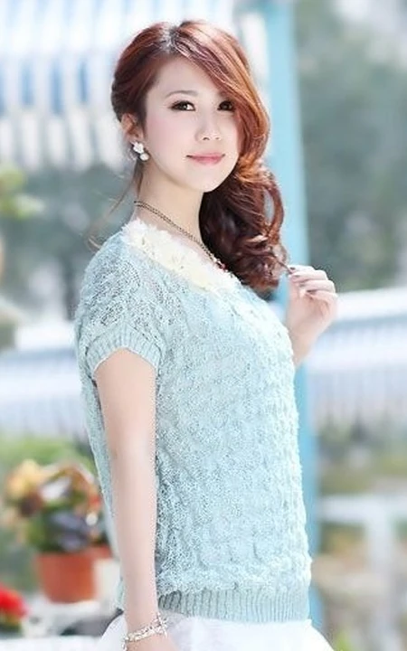 白领清纯女生休闲装扮