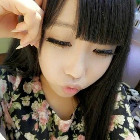 嘟嘴卖萌非主流少女自拍杂图集