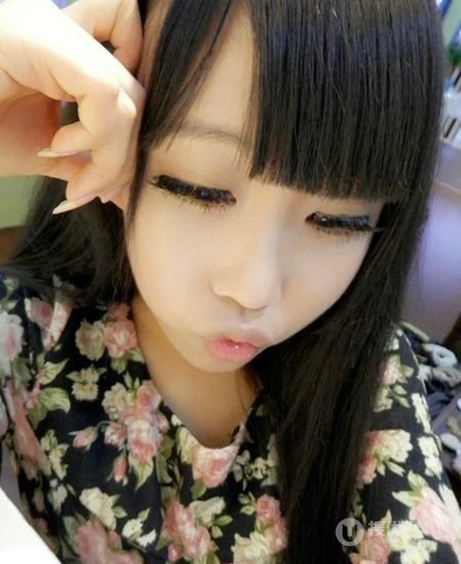嘟嘴卖萌非主流少女自拍杂图集