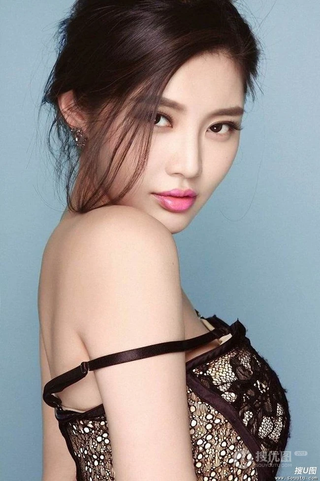 气质女人 徐冬冬 黑色连衣裙冷艳动人