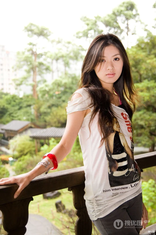 女生安达熙郊外公园写真组图