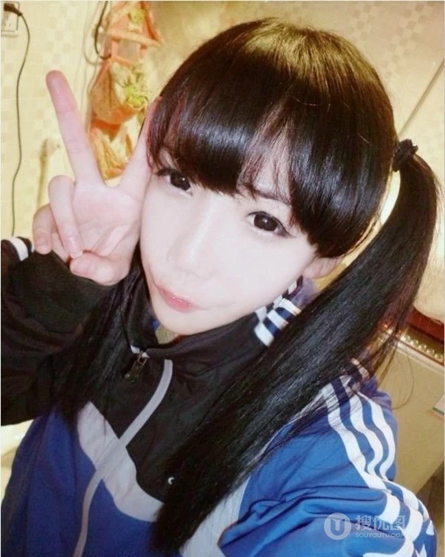 俏皮搞怪粉可爱女生生活中的照片