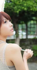 有虎牙的清纯可爱女生图片（13张）