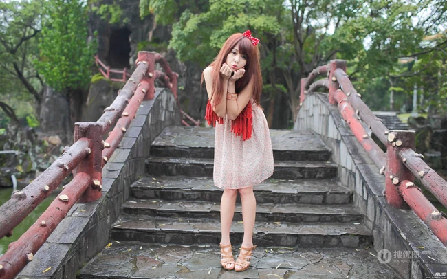 有虎牙的清纯可爱女生图片（13张）