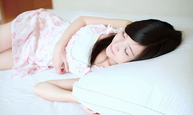 蜗居女孩的自拍日记，清新女生居家写真照片