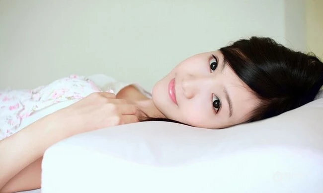 蜗居女孩的自拍日记，清新女生居家写真照片