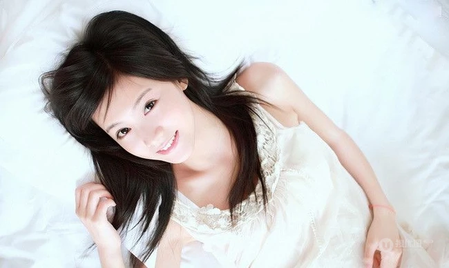蜗居女孩的自拍日记，清新女生居家写真照片