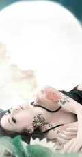 美仑美奂之荷花池里的气质女人
