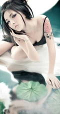 美仑美奂之荷花池里的气质女人