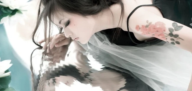 美仑美奂之荷花池里的气质女人