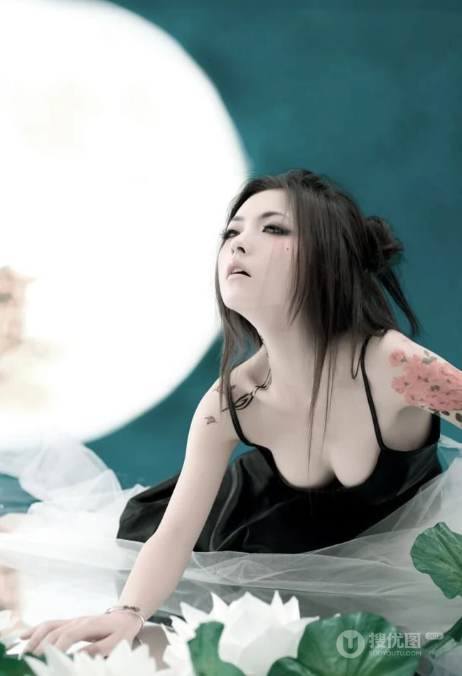 美仑美奂之荷花池里的气质女人