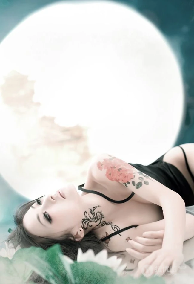 美仑美奂之荷花池里的气质女人