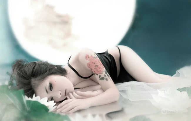 美仑美奂之荷花池里的气质女人