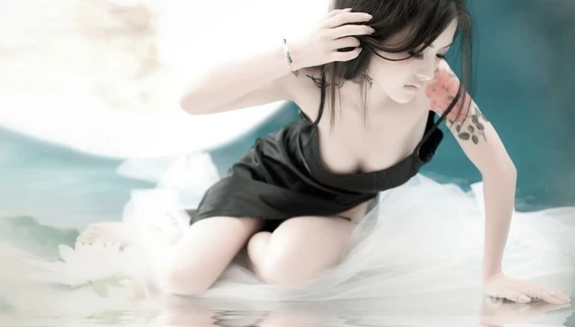 美仑美奂之荷花池里的气质女人