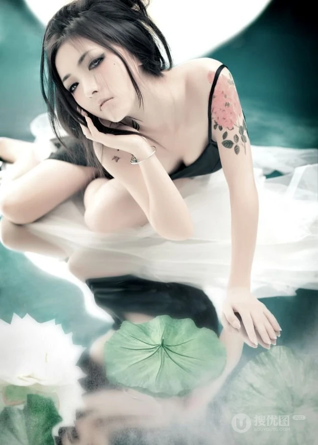 美仑美奂之荷花池里的气质女人