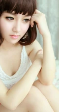 甜美可爱大眼睛女生居家写真照片