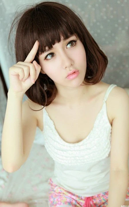 甜美可爱大眼睛女生居家写真照片