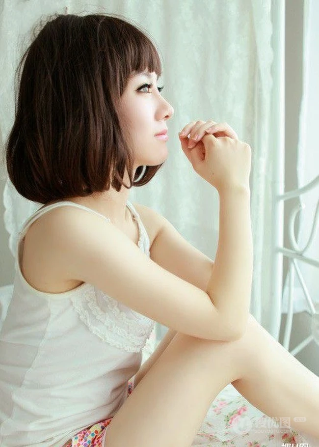 甜美可爱大眼睛女生居家写真照片