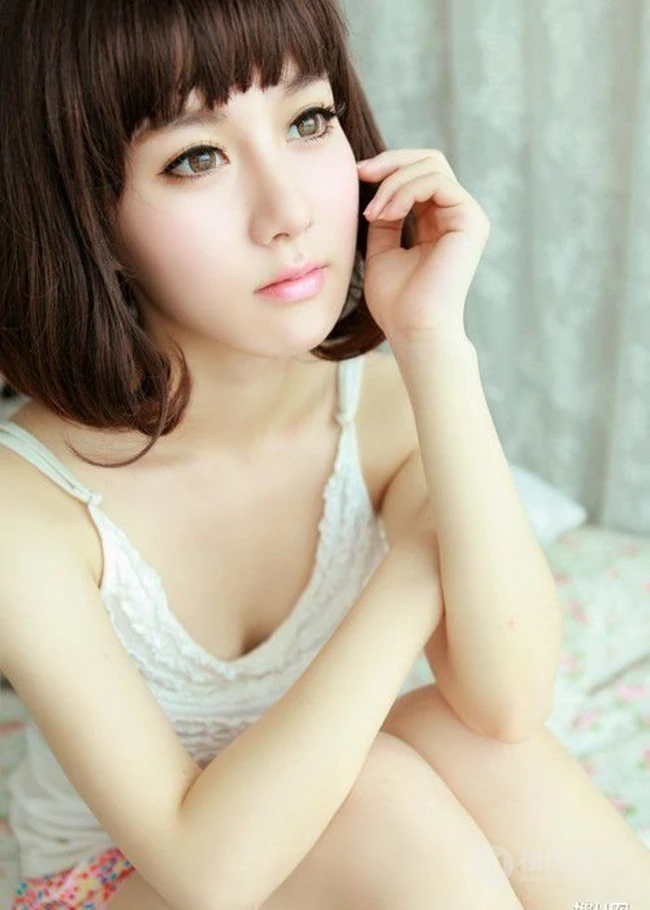 甜美可爱大眼睛女生居家写真照片