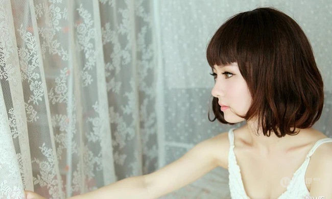 甜美可爱大眼睛女生居家写真照片