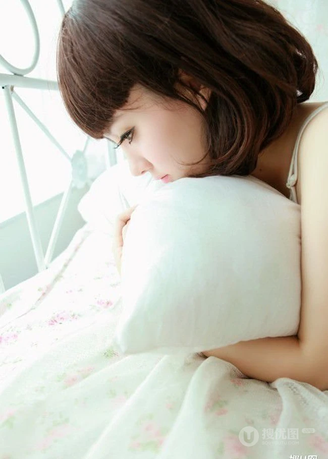 甜美可爱大眼睛女生居家写真照片