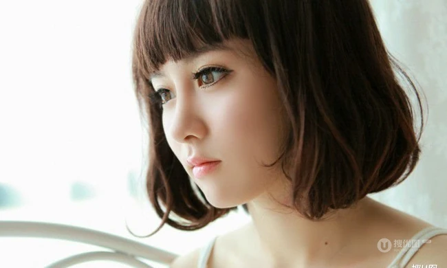甜美可爱大眼睛女生居家写真照片