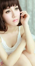 甜美可爱大眼睛女生居家写真照片