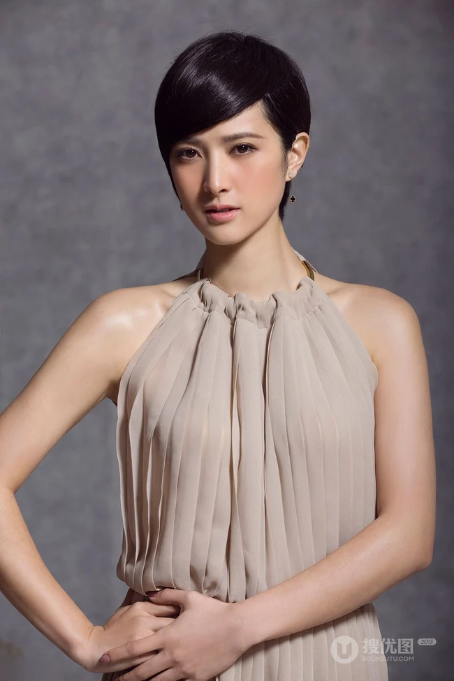 隋俊波率性甜美高清写真图片（15P）