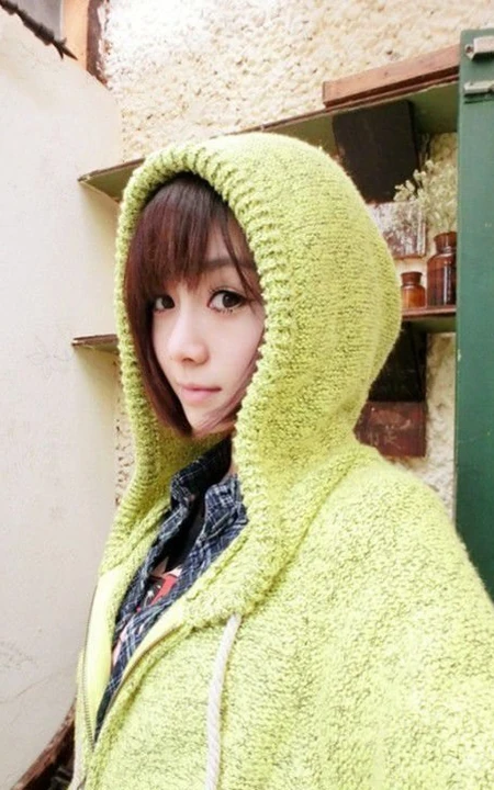 大眼萌可爱少女海边度假村自拍照片