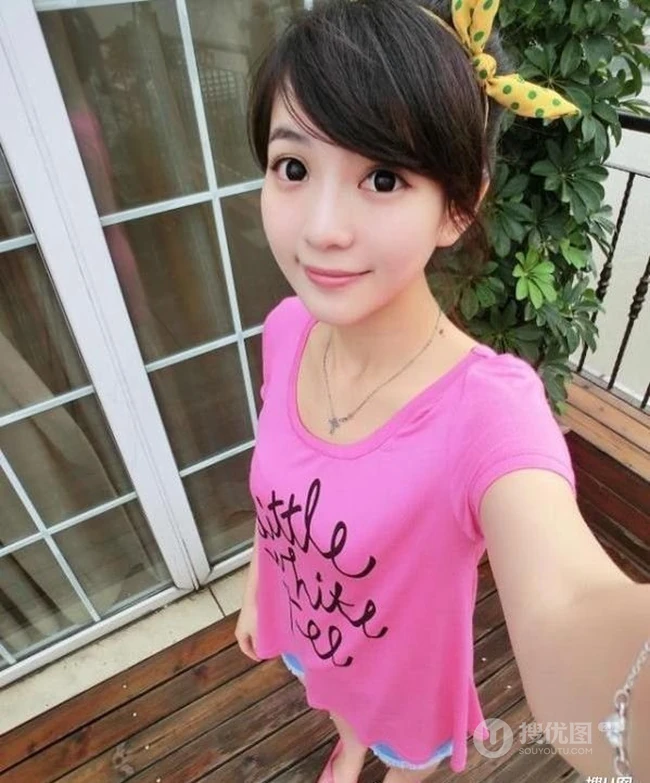 大眼萌可爱少女海边度假村自拍照片