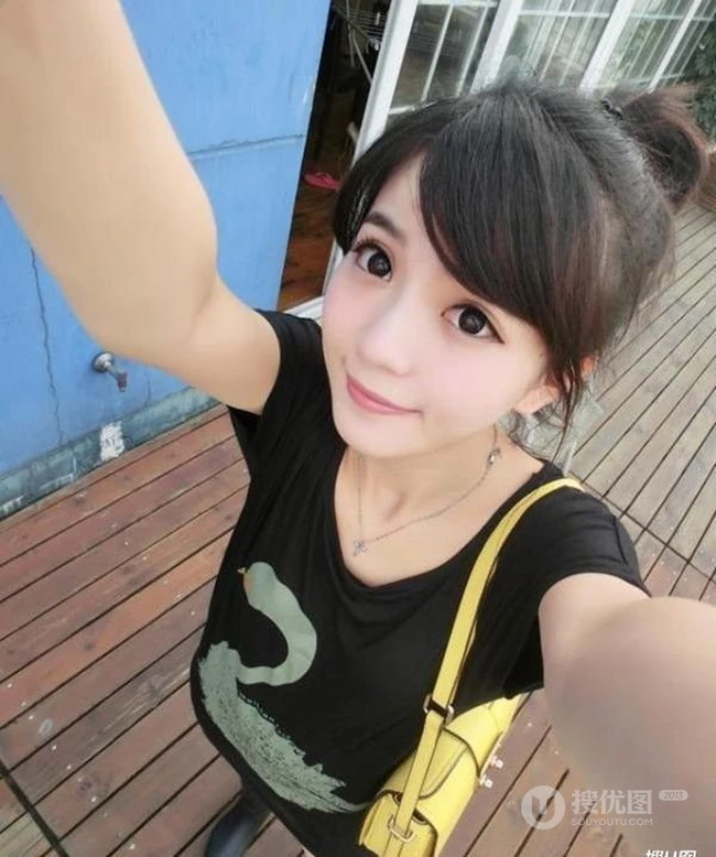 大眼萌可爱少女海边度假村自拍照片