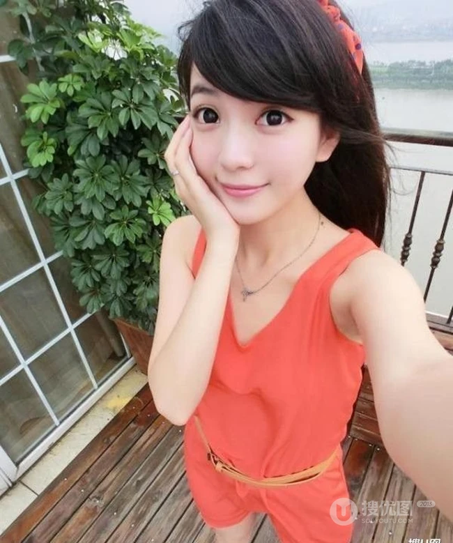 大眼萌可爱少女海边度假村自拍照片