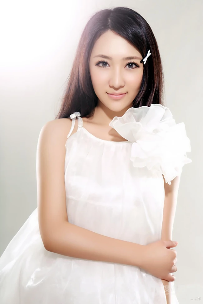 田子琳演绎黑与白的纯美经典写真