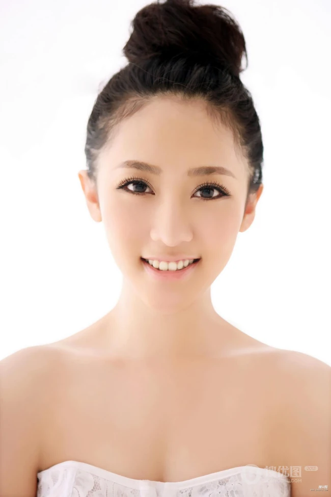 田子琳演绎黑与白的纯美经典写真