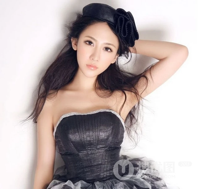 田子琳演绎黑与白的纯美经典写真