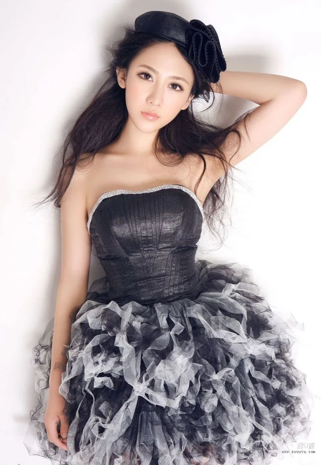 田子琳演绎黑与白的纯美经典写真
