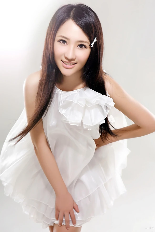 田子琳演绎黑与白的纯美经典写真